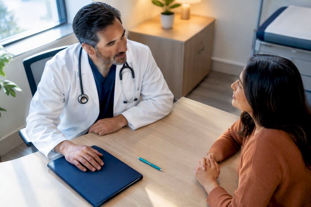 Doctor y paciente revisando el historial médico
